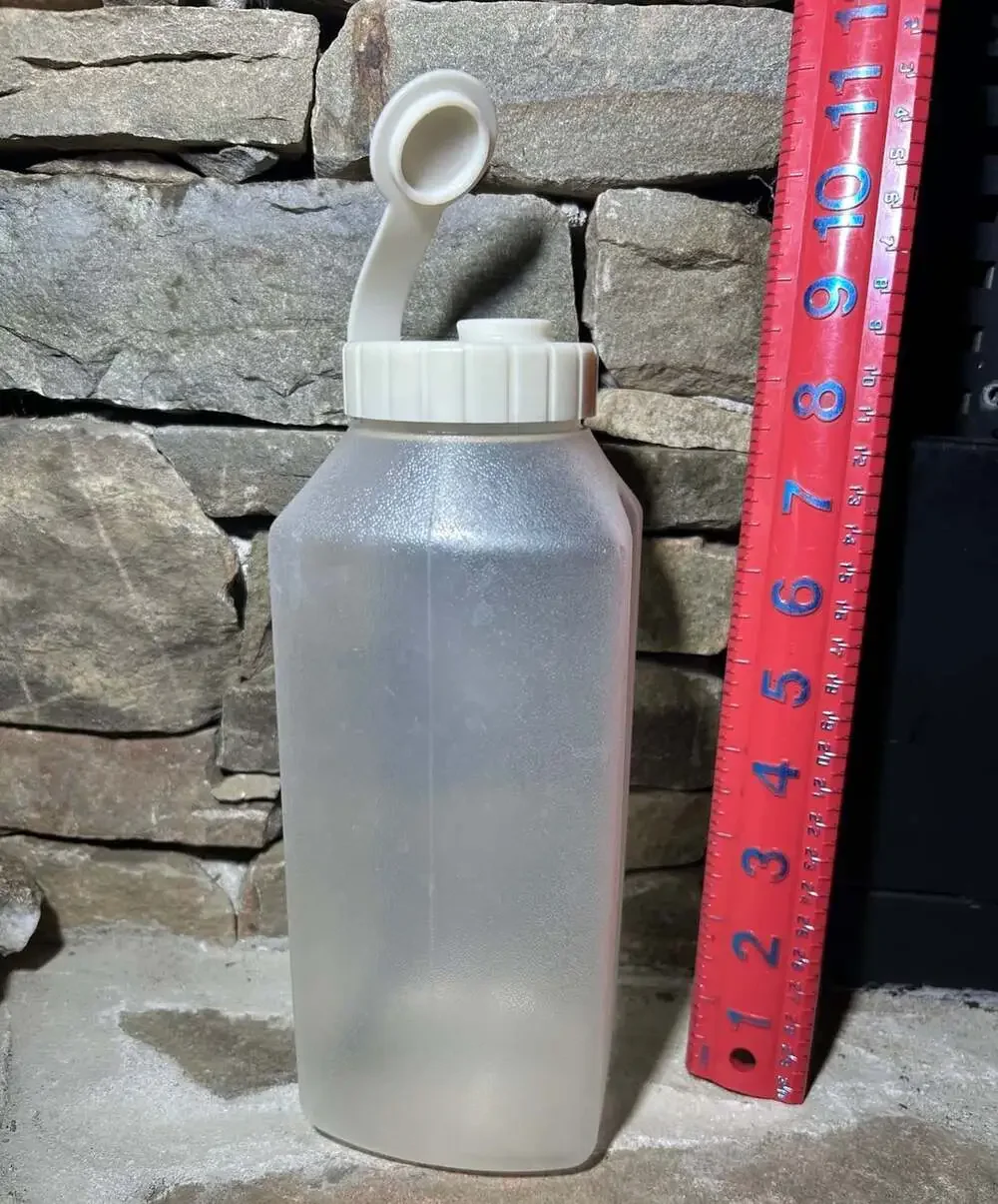 Rubbermaid Servin Saver 1QT 32 Oz Drink Bottle Beverage Jug Pitcher almond lid